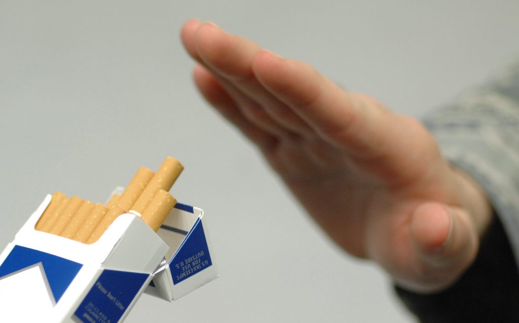 avoiding cigarettes to manage psoriasis