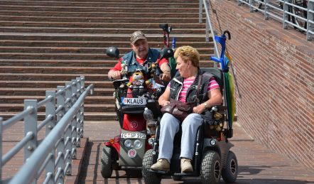 personas mayores en scooters de movilidad