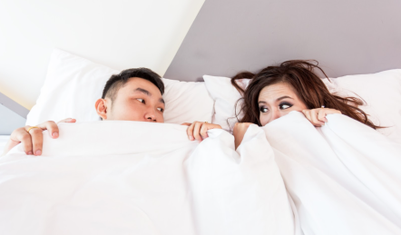 Mann und Frau schlafen auf einer neuen Matratze