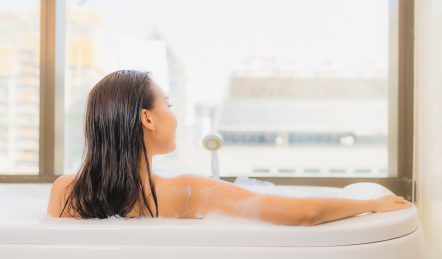 belle femme se relaxant sur une baignoire