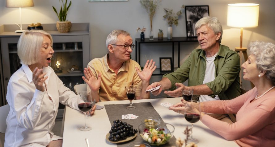 personas mayores jugando a las cartas en una comunidad