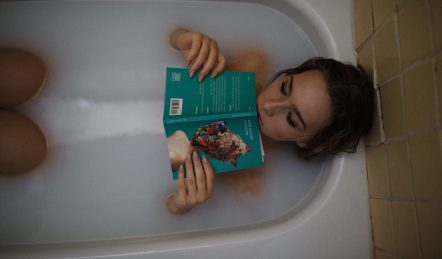 Frau, die ein Bad in einer begehbaren Wanne genießt
